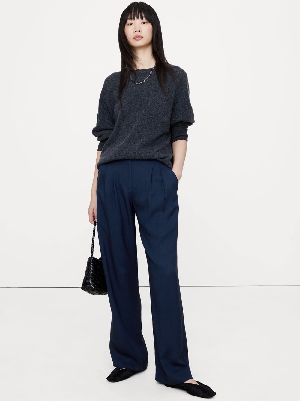 Banana Republic The Soho Pleated Wide Leg Pant in Drapey Twill. Navy Blue. 10 P